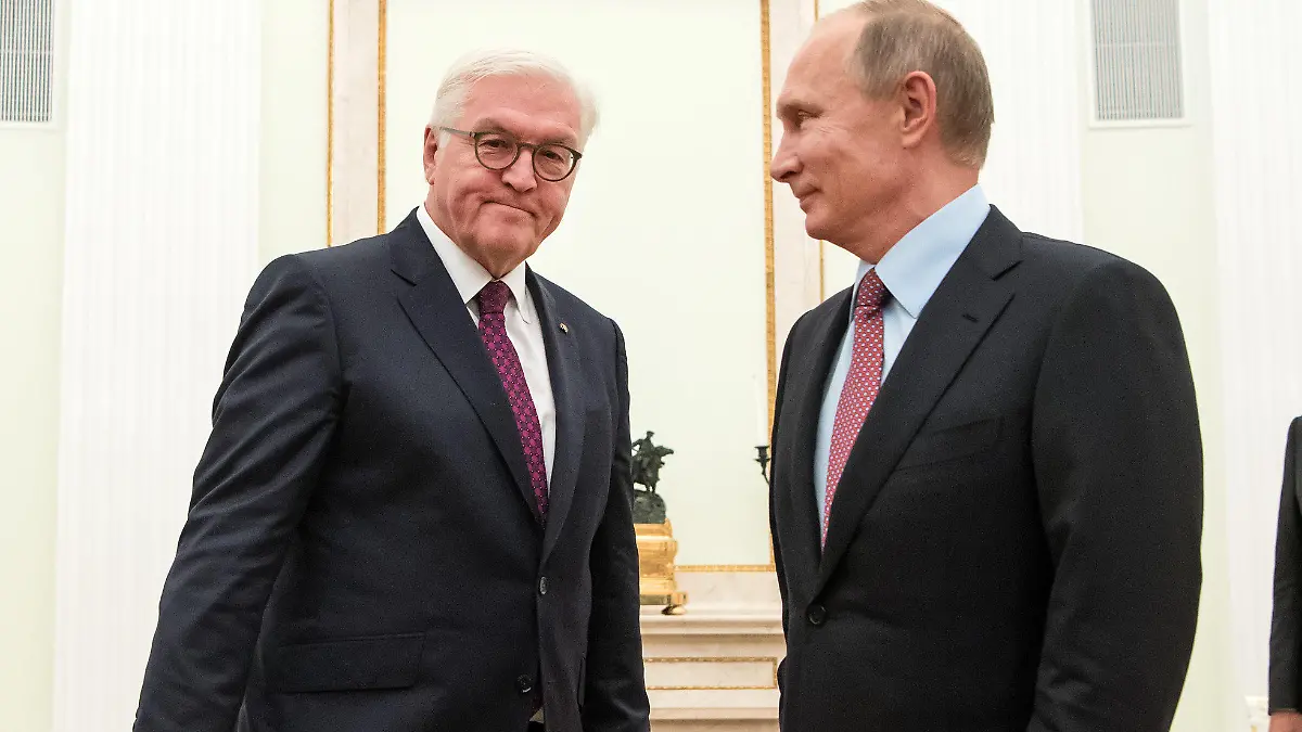 ARCHIV - 25.10.2017, Russland, Moskau: Bundespräsident Frank-Walter Steinmeier (l) und der russische Präsident Wladimir Putin (M) treffen sich im Kreml. Rechts im Hintergrund steht der russische Außenminister Sergej Lawrow. (zu dpa ««Habe mich geirrt» - Steinmeier räumt Fehler in Russland-Politik ein») Foto: picture alliance / Bernd von Jutrczenka/dpa +++ dpa-Bildfunk +++