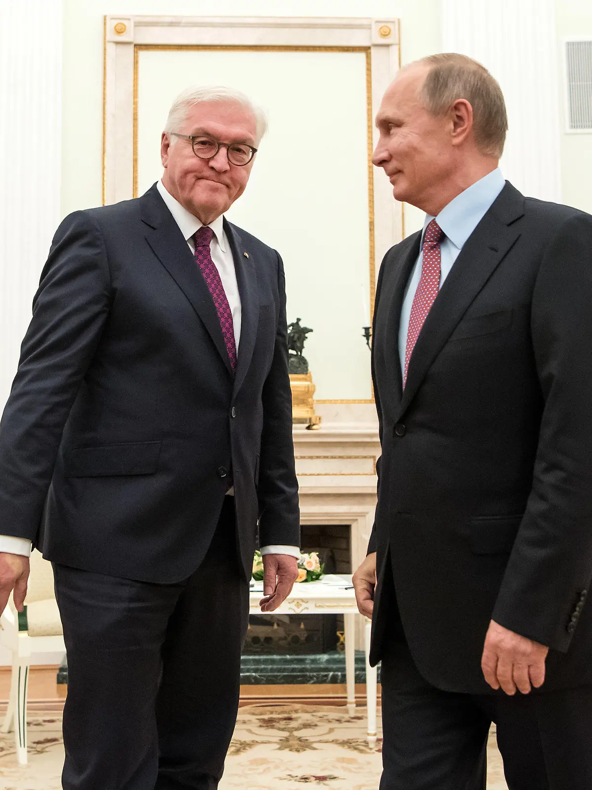 ARCHIV - 25.10.2017, Russland, Moskau: Bundespräsident Frank-Walter Steinmeier (l) und der russische Präsident Wladimir Putin (M) treffen sich im Kreml. Rechts im Hintergrund steht der russische Außenminister Sergej Lawrow. (zu dpa ««Habe mich geirrt» - Steinmeier räumt Fehler in Russland-Politik ein») Foto: picture alliance / Bernd von Jutrczenka/dpa +++ dpa-Bildfunk +++
