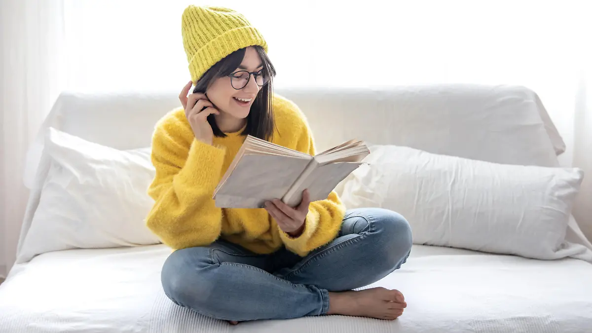 Fantasy-Besteller: Frau liest glücklich ein Buch.