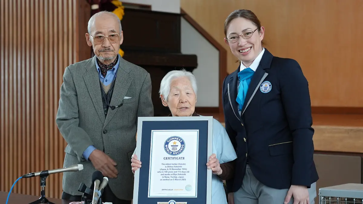 Die 108-jährige Shitsui Hakoishi ist die älteste Friseurin der Welt.