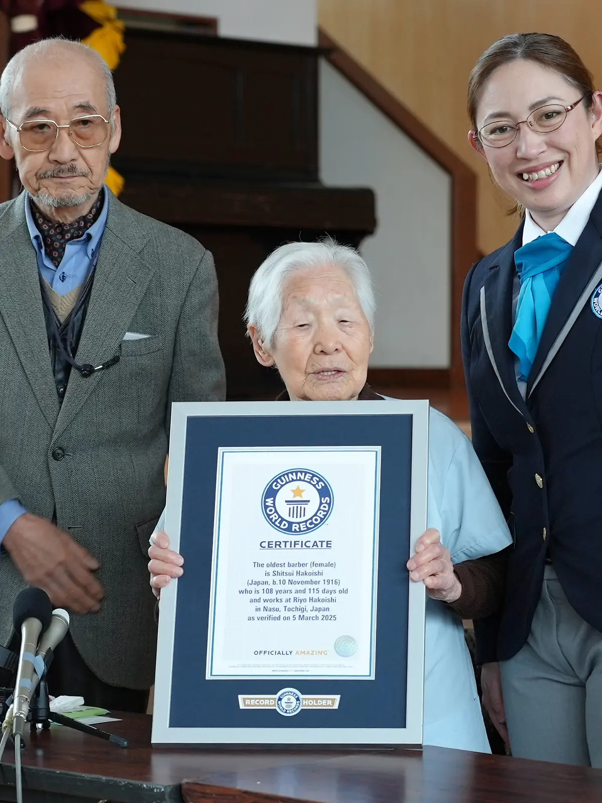 Die 108-jährige Shitsui Hakoishi ist die älteste Friseurin der Welt.