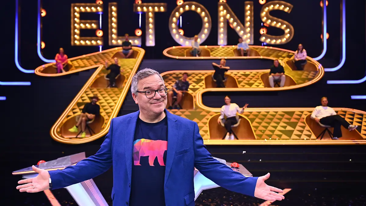 Elton begrüßt 12 Let´s Dance Stars zum Duell.

+++ Die Verwendung des sendungsbezogenen Materials ist nur mit dem Hinweis und Verlinkung auf RTL+ gestattet. +++