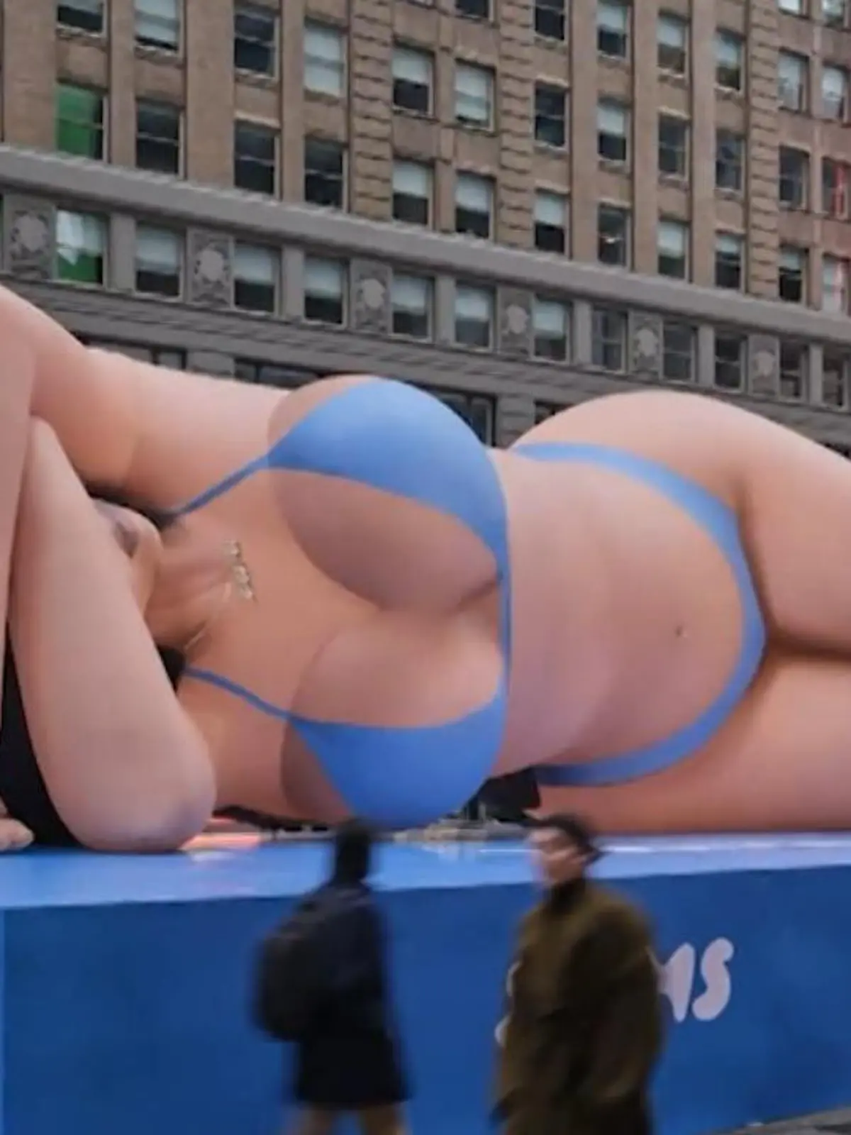 Bild zu: "Alle sollen ihre Kurven sehen! Superstar halbnackt auf Times Square"