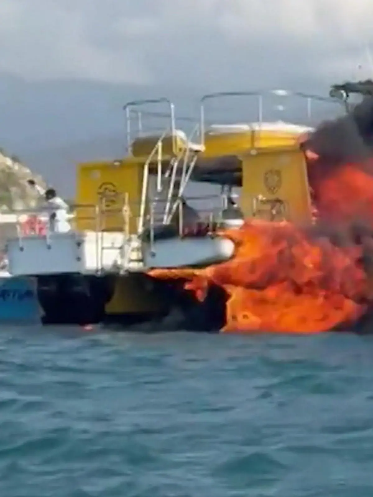 Bild zu: "39 Touristen an Bord! XXL-Katamaran explodiert vor Küste"