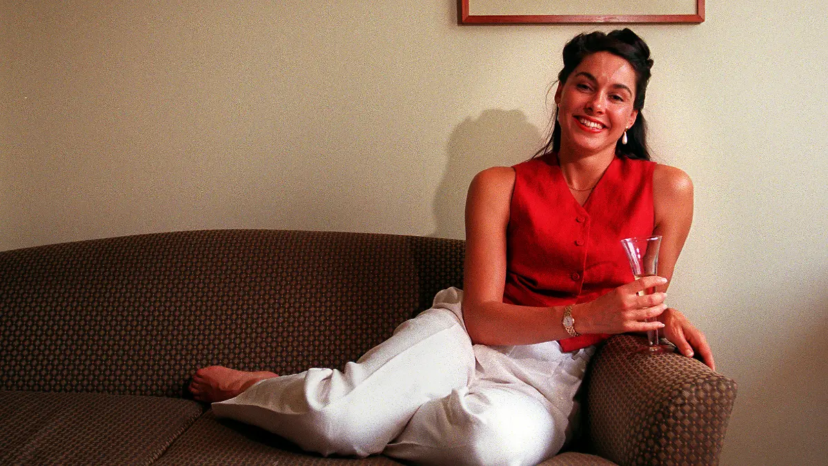 Die frisch gekürte Miss Australia Kathryn Hay entspannt sich in ihrem Hotelzimmer nach der Preisverleihung im Jahr 1999.