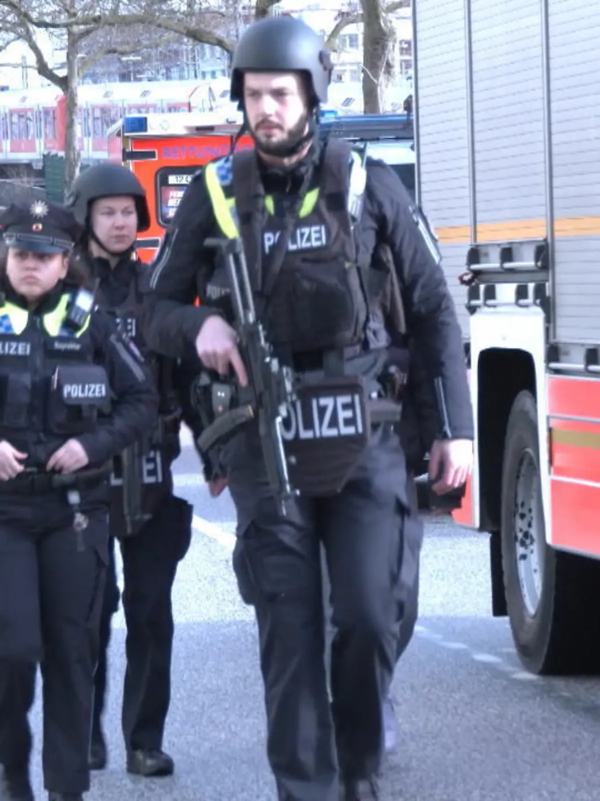 Die Polizei riegelt den Tatort noch ab. 
Schwerbewaffnete Beamte sind im Einsatz.
Eine Schießerei direkt am Bahnhof Altona hinterlässt Schrecken und Ratlosigkeit. 
In einem Mehrfamilienhaus soll geschossen worden sein: Zwei Menschen sind tot.
Die Hintergründe sind noch unklar. Ein Großaufgebot der Polizei ermittelt.
