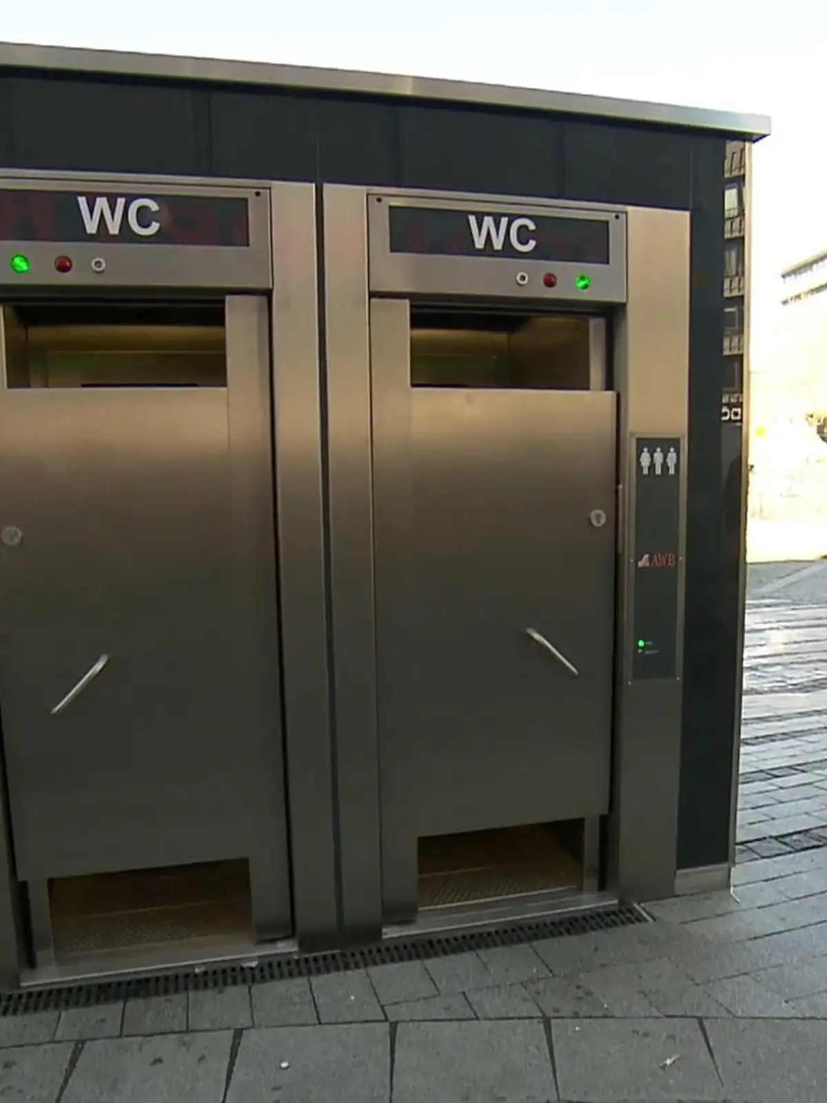Bild zu: "Toiletten mit Lücken"