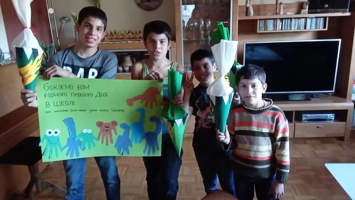 Mit Plakaten und Schultüten wurden sie empfangen.