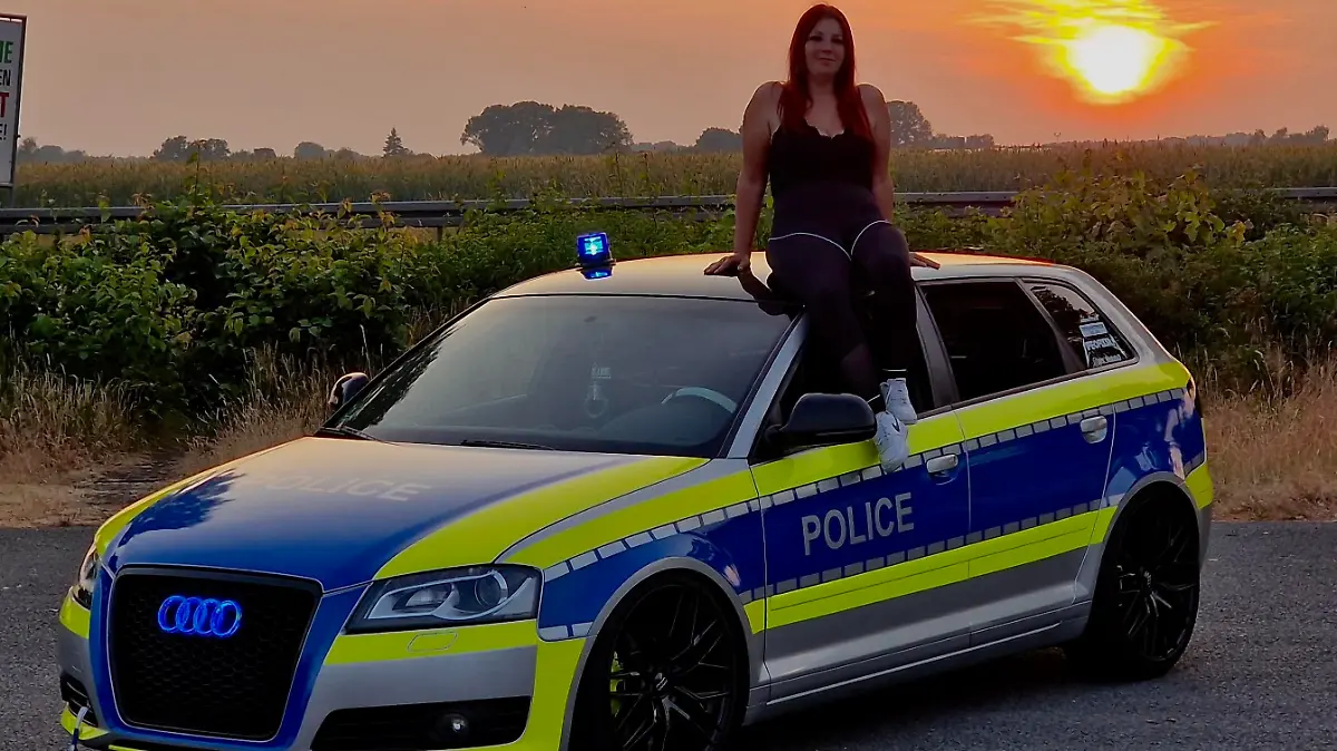 Svenja Geertz mit ihrem Polizei-Zwilling. Nur fürs Foto sogar mit unechtem Blaulicht.