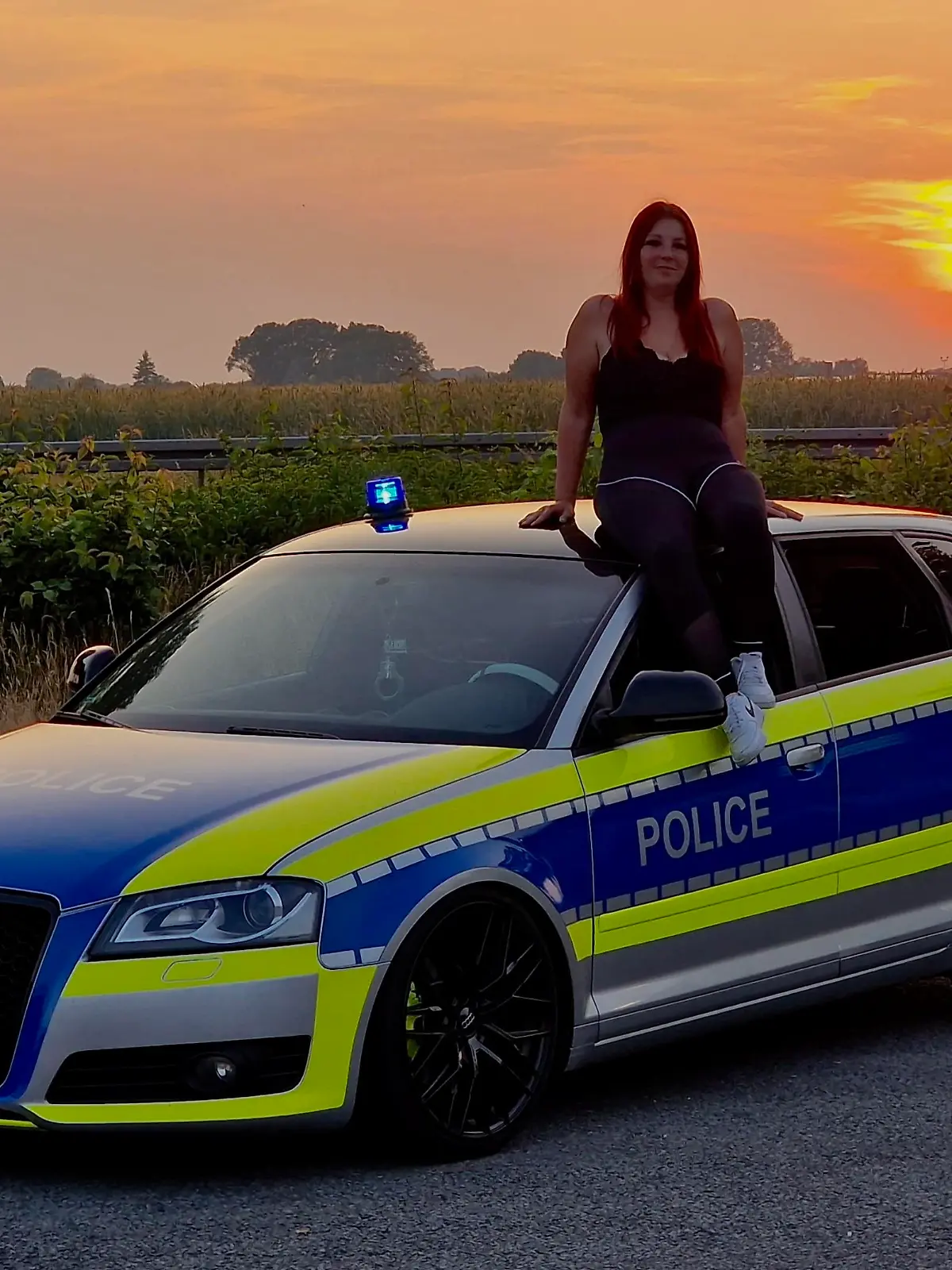 Svenja Geertz mit ihrem Polizei-Zwilling. Nur fürs Foto sogar mit unechtem Blaulicht.