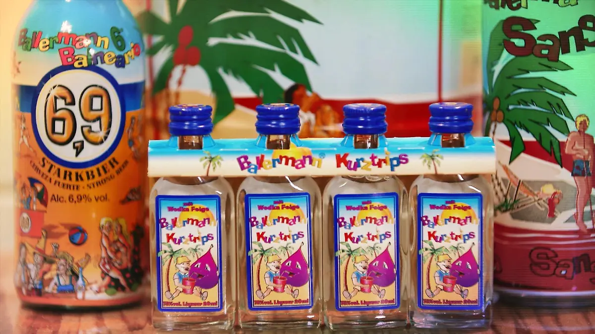 Das Ehepaar Annette und André Engelhardt mit ihrem Ballermann-Schnaps.