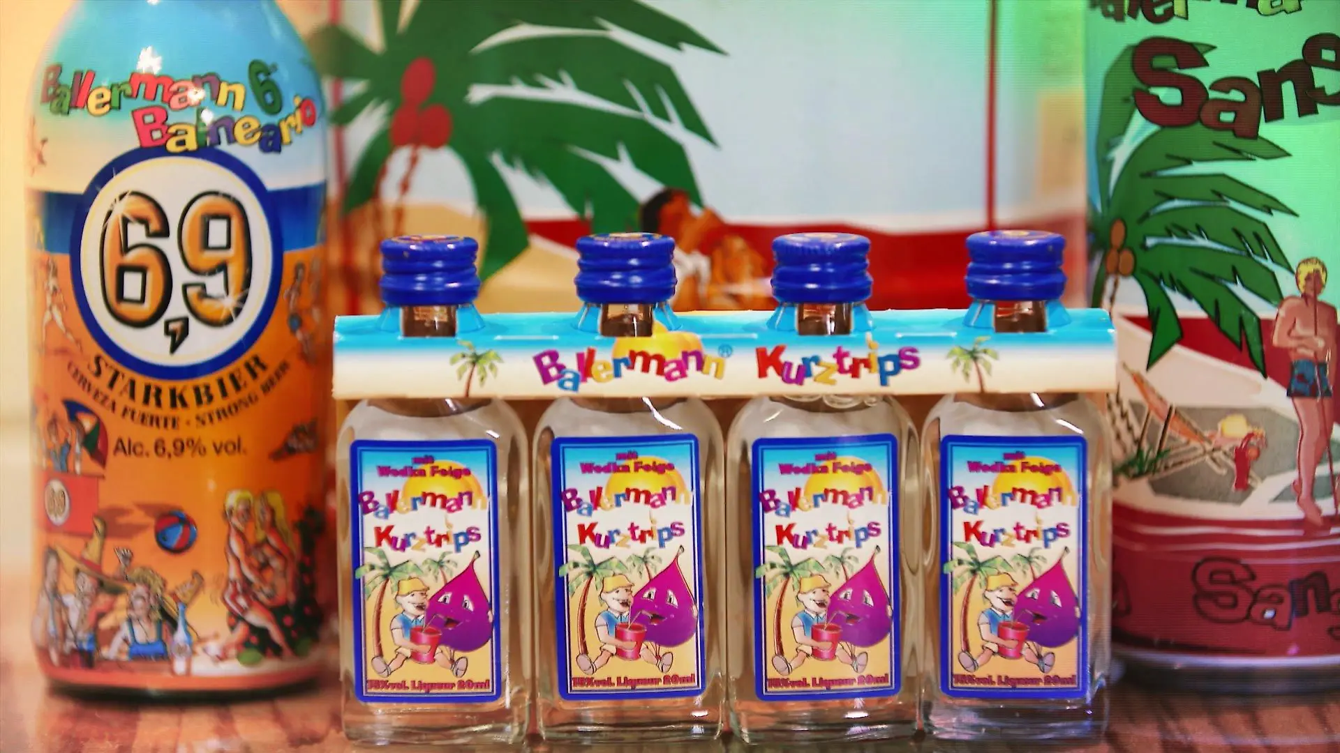 Das Ehepaar Annette und André Engelhardt mit ihrem Ballermann-Schnaps.
