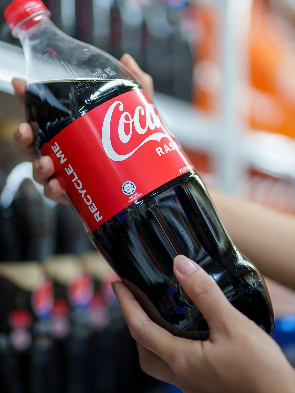 Ab April gibt es Coca-Cola in einer neuen PET-Flaschengröße zu kaufen.