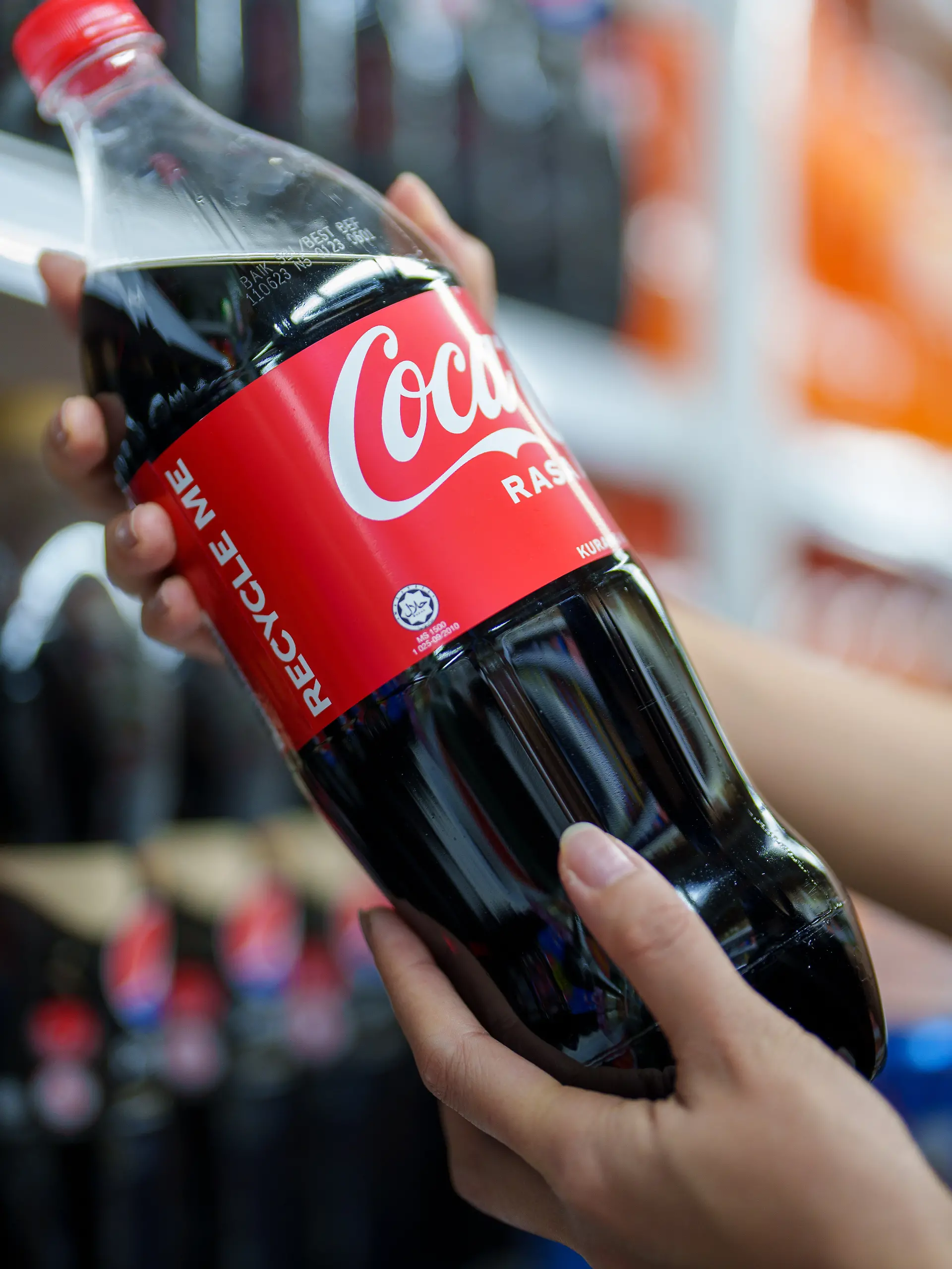 Ab April gibt es Coca-Cola in einer neuen PET-Flaschengröße zu kaufen.