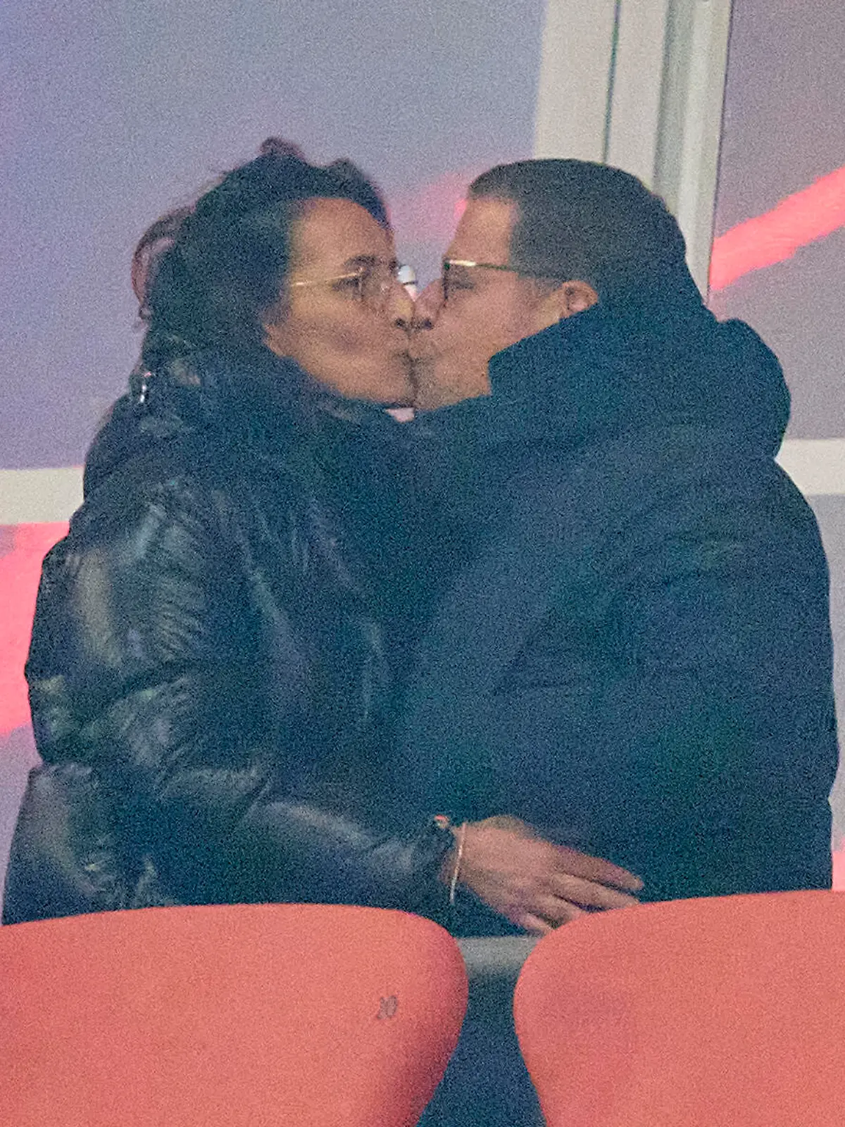 Bild zu: "Bayerns Eberl feiert Knutsch-Sieg"