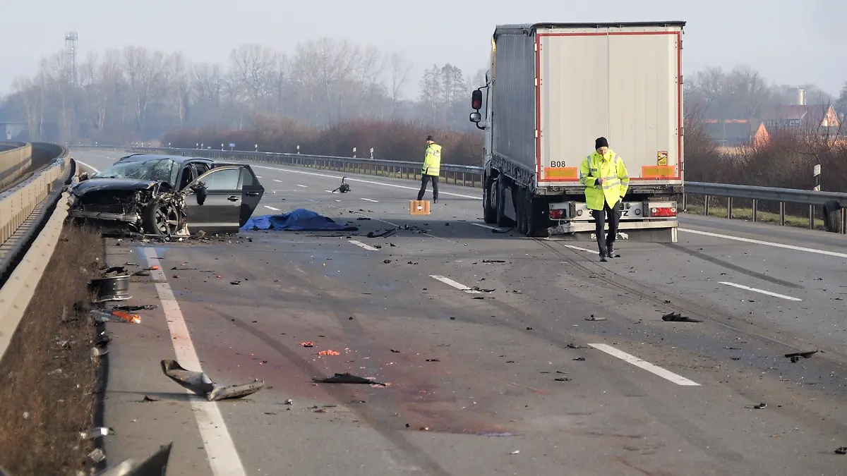 Bei Unfällen auf der A1 nahe Osnabrück sind drei Menschen gestorben. Drei Unfallbeteiligte fliehen nach Crash mit Lkw.