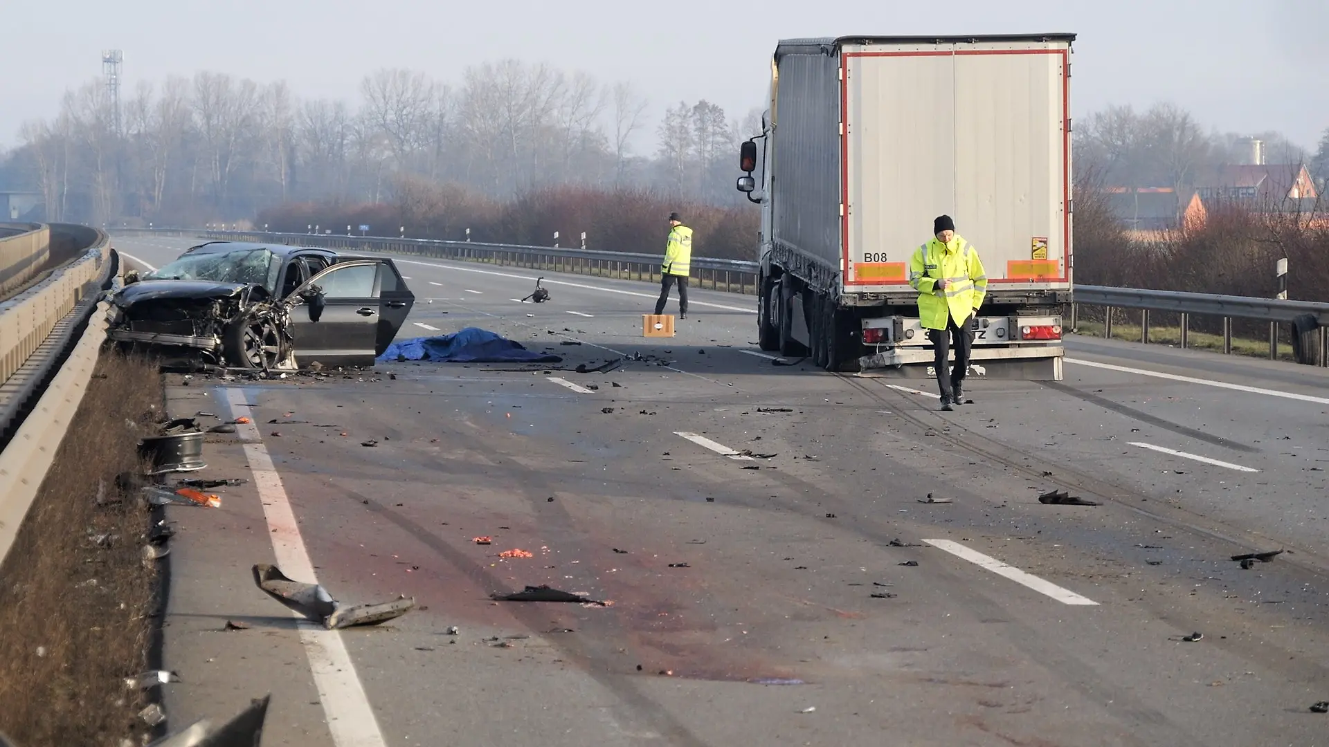 Bei Unfällen auf der A1 nahe Osnabrück sind drei Menschen gestorben. Drei Unfallbeteiligte fliehen nach Crash mit Lkw.
