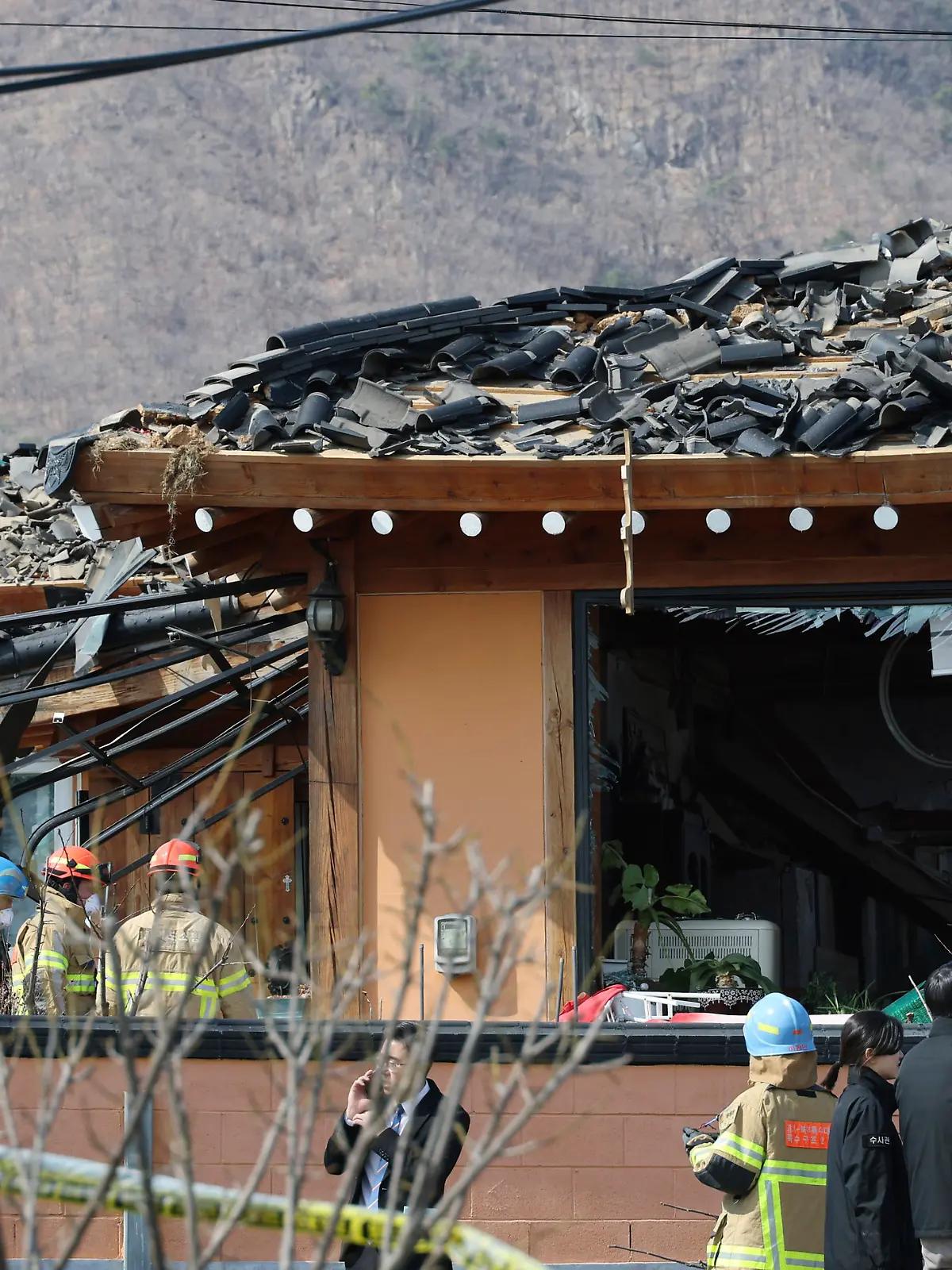 Südkorea, Pocheon: Rettungskräfte arbeiten an dem Ort, wo ein südkoreanischer Kampfjet während eines Trainings versehentlich Bomben auf ein ziviles Gebiet abgeworfen hat. 