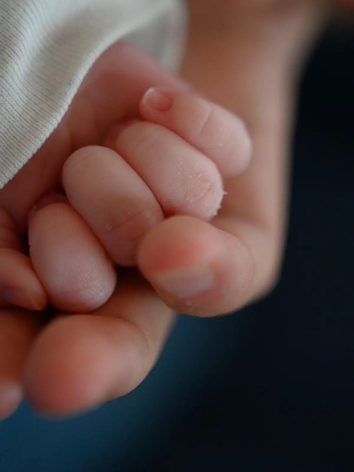 Eine Mutter aus Cuxhaven bietet ihr Baby im Internet zum Verschenken an. (Symbolbild)