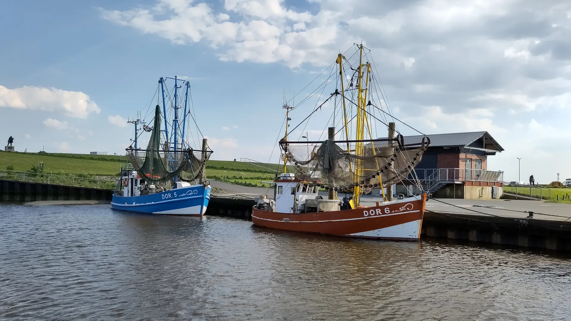 Neben dem schwarzen Leuchtturm, ist auch der Dorumer Kutterhafen sehr beliebt bei Touristen.