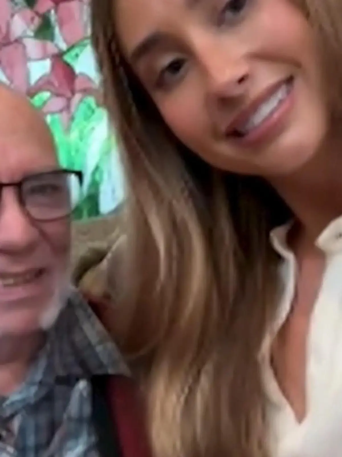Bild zu: "OnlyFans-Model Lily Phillips beglückt ältesten Fan (82)"