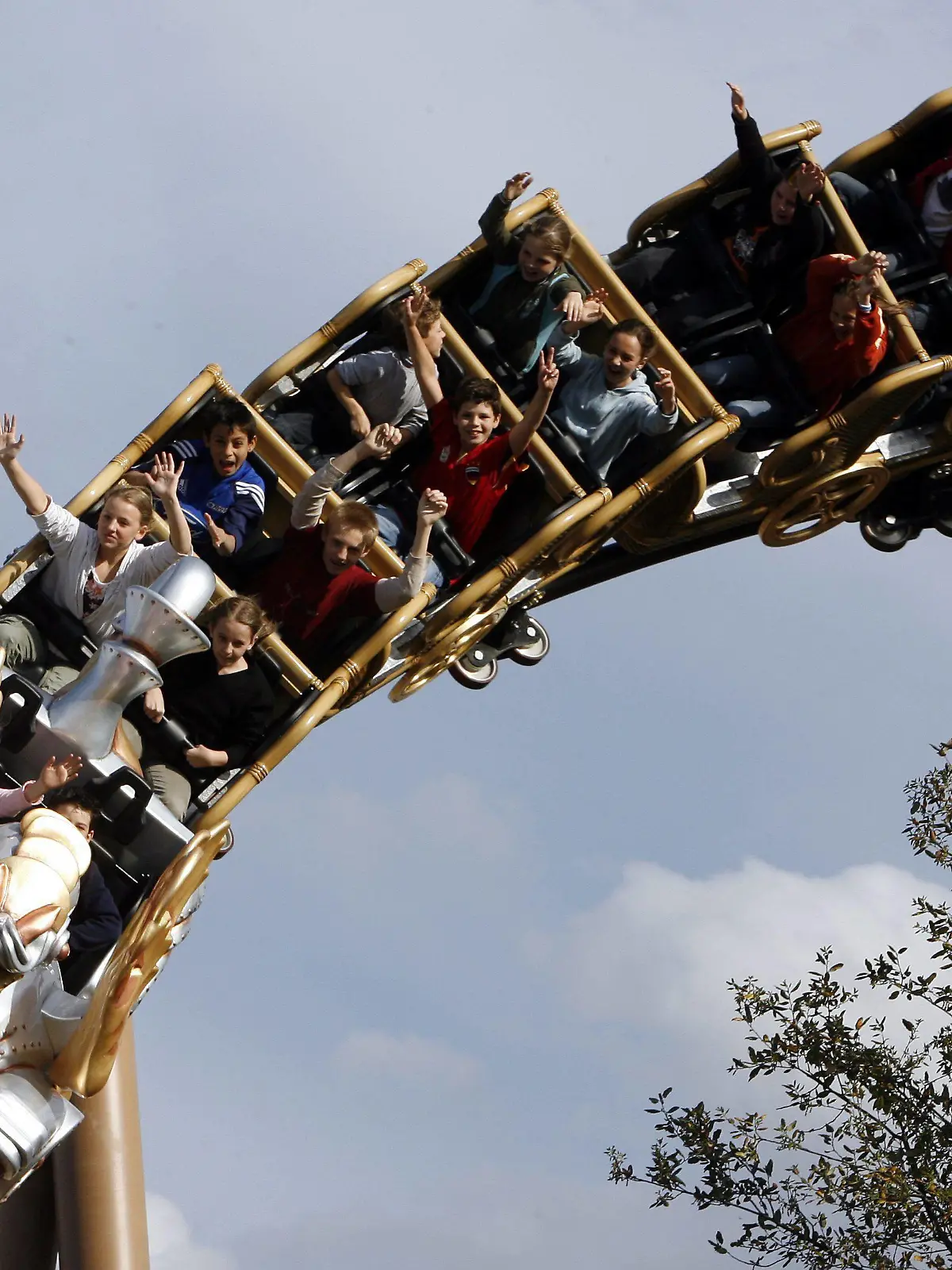 Kinder fahren am Dienstag (23.05.2006) in der neuen Familienachterbahn "Pegasus" im Europa-Park in Rust (Ortenaukreis). Am Dienstag wurde in dem Freizeitpark die erste Achterbahn für Kinder ab vier Jahren eröffnet. Der "YoungSTAR Coaster Pegasus" im griechischen Themenbereich hat eine Höhe von 15 und eine Fahrstrecke von über 400 Meter. Foto: Rolf Haid dpa/lsw   +++(c) dpa - Bildfunk+++