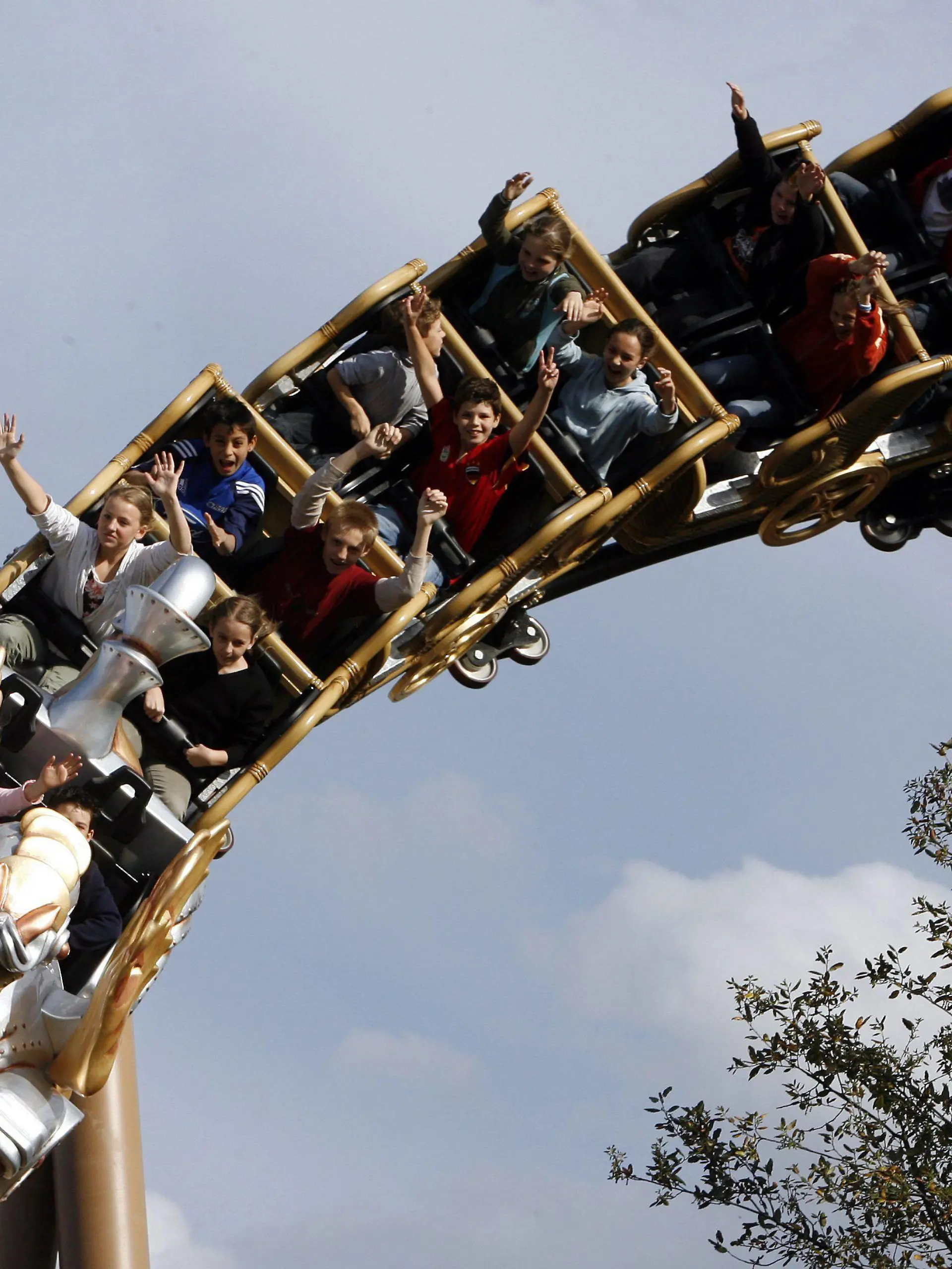 Kinder fahren am Dienstag (23.05.2006) in der neuen Familienachterbahn "Pegasus" im Europa-Park in Rust (Ortenaukreis). Am Dienstag wurde in dem Freizeitpark die erste Achterbahn für Kinder ab vier Jahren eröffnet. Der "YoungSTAR Coaster Pegasus" im griechischen Themenbereich hat eine Höhe von 15 und eine Fahrstrecke von über 400 Meter. Foto: Rolf Haid dpa/lsw   +++(c) dpa - Bildfunk+++