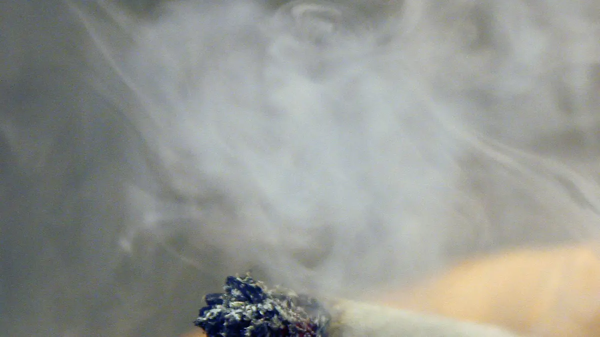 ARCHIV - SYMBOLBILD - Ein Mann raucht am 30.11.2006 in Würzburg (Bayern) einen Joint mit Marihuana. In den USA wächst vielerorts die Marihuana-Euphorie. Experten fragen sich, ob Gesundheitsfolgen des Booms schon ausreichend erforscht sind. (zu dpa-KORR.: «Legales High mit zu starker Wirkung? Cannabis in den USA» vom 25.06.2017) Foto: Daniel Karmann/dpa +++(c) dpa - Bildfunk+++