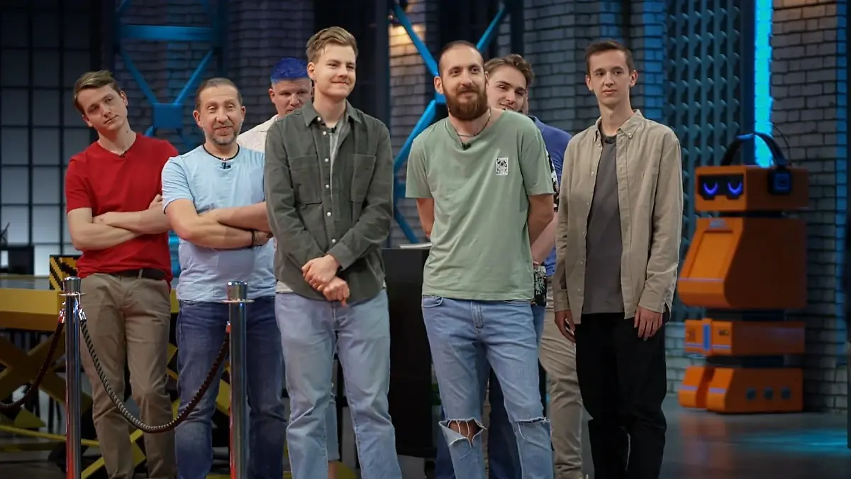 Teams bauen lebensgroße Designer-Accessoires Das große Halbfinale