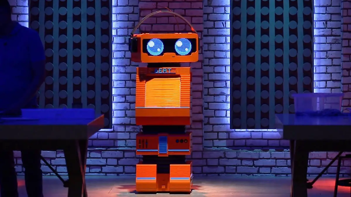 Roboter Bert fordert die Teams Mit einem Fackel-Bau