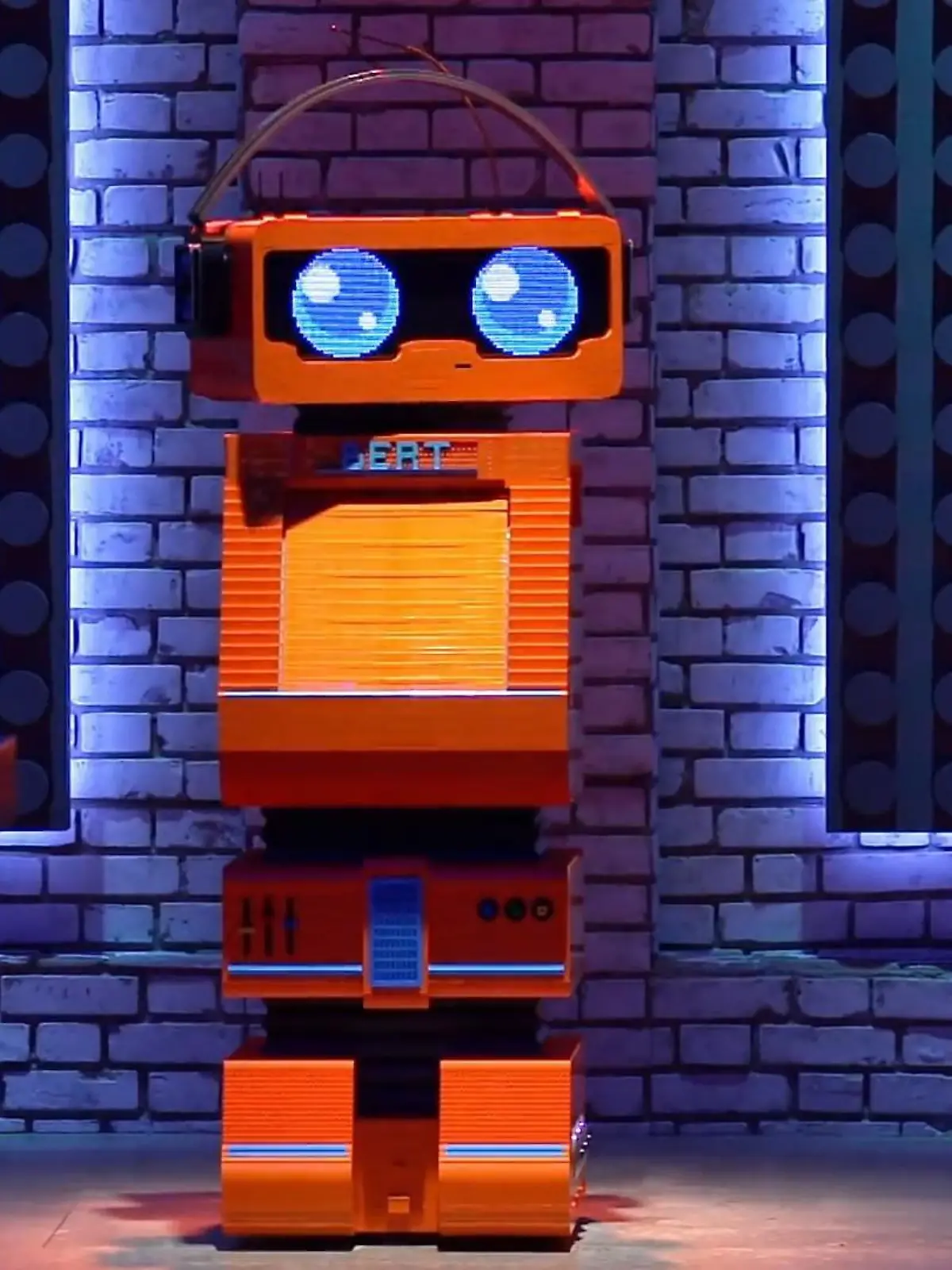 Bild zu: "Roboter Bert fordert die Teams"