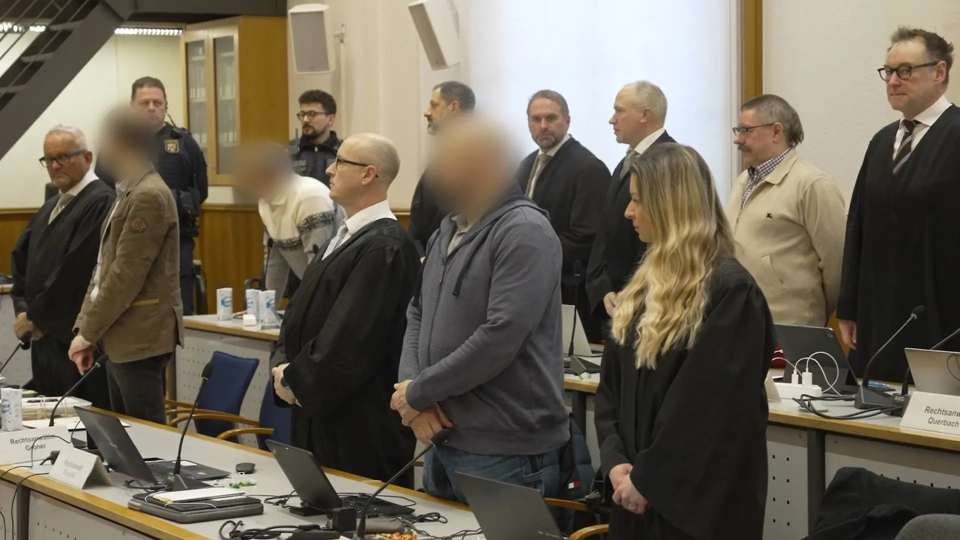 Rheinland-Pfalz, Koblenz: Die Angeklagten und ihre Anwälte stehen auf, als das Gericht den Saal betritt. Nach fast zwei Jahren könnte heute im Prozess ein Urteil fallen. Die insgesamt fünf Angeklagten sollen laut Generalbundesanwalt einen gewaltsamen Umsturz in Deutschland, die Entführung von Bundesgesundheitsminister Lauterbach (SPD) und einen mehrwöchigen Stromausfall geplant haben.