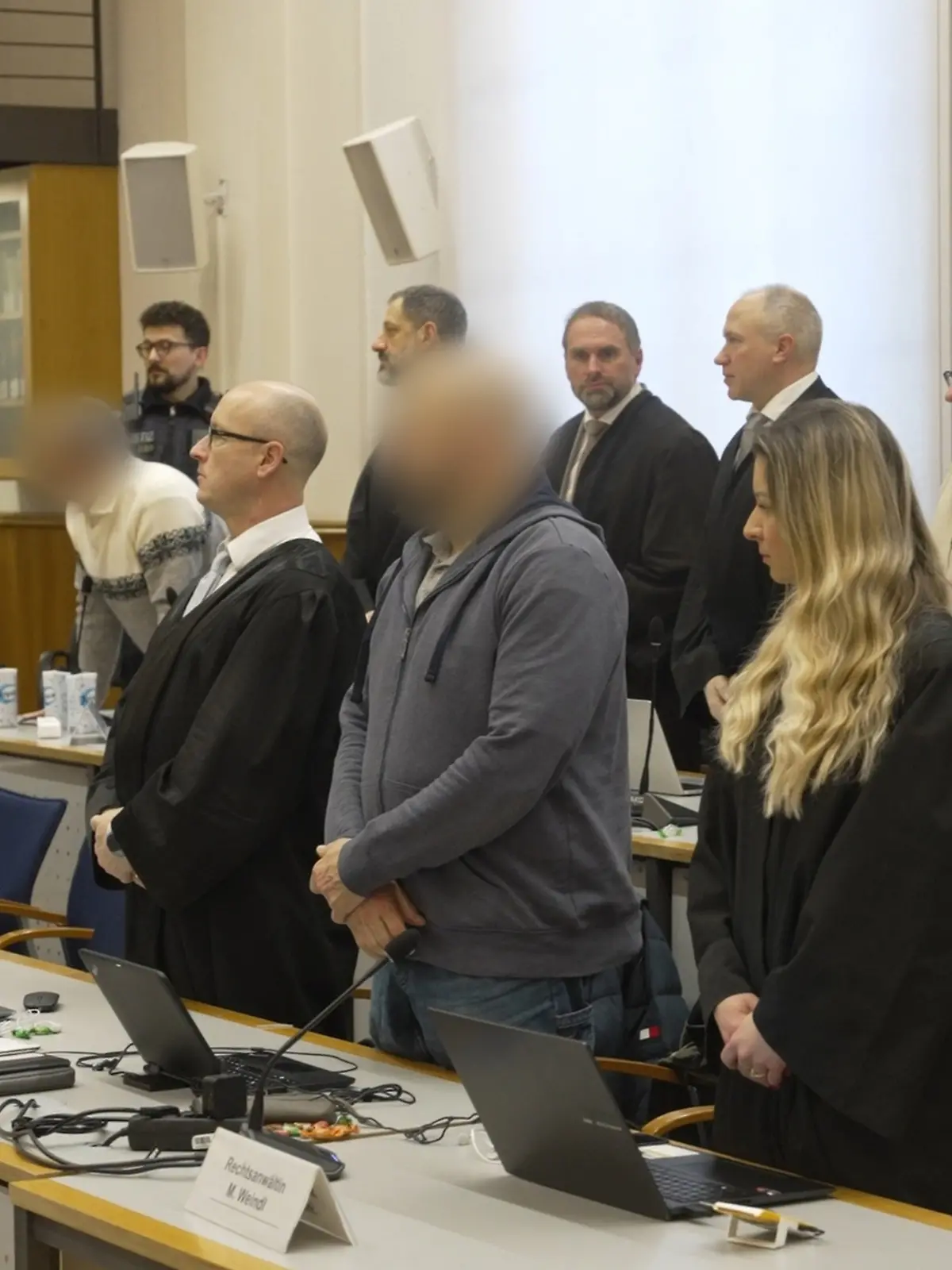 Rheinland-Pfalz, Koblenz: Die Angeklagten und ihre Anwälte stehen auf, als das Gericht den Saal betritt. Nach fast zwei Jahren könnte heute im Prozess ein Urteil fallen. Die insgesamt fünf Angeklagten sollen laut Generalbundesanwalt einen gewaltsamen Umsturz in Deutschland, die Entführung von Bundesgesundheitsminister Lauterbach (SPD) und einen mehrwöchigen Stromausfall geplant haben.