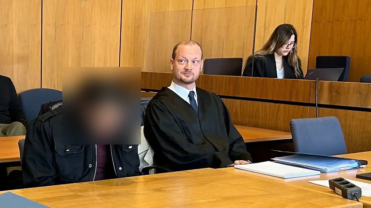 Der Angeklagte schaut zu Boden.