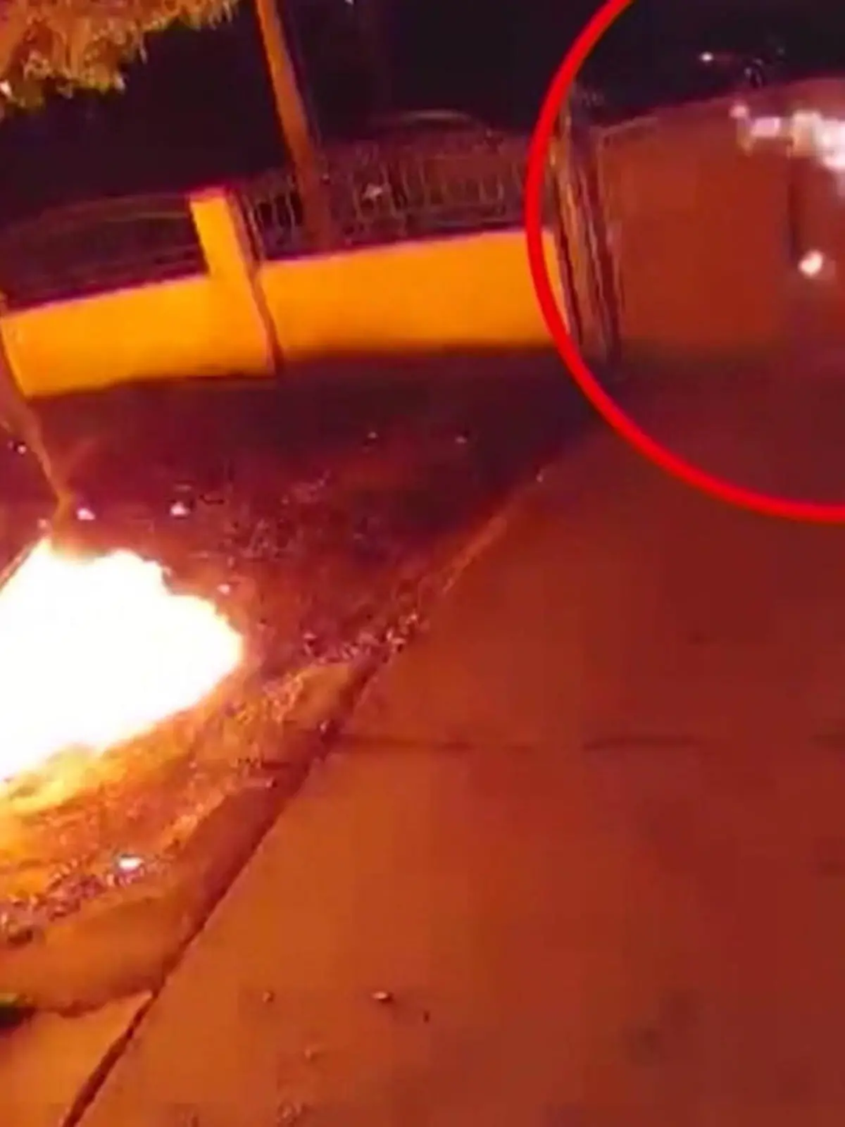 Bild zu: "Unbekannter steckt Familienauto in Brand – und fängt selbst Feuer"