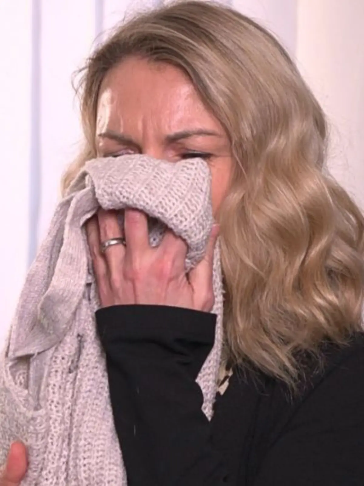 Frau riecht an Kleidung