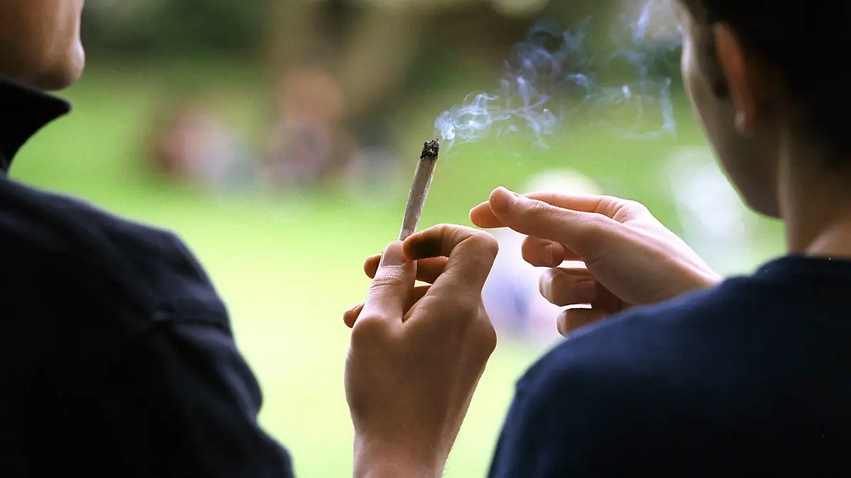 Ein Joint wird weitergereicht, aufgenommen am 28.4.2000 in Zürich. (Nicht frei für Bildfunk)