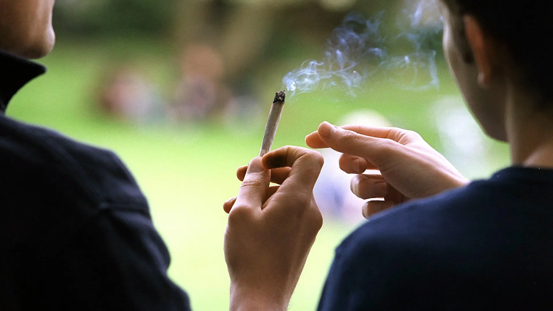 Ein Joint wird weitergereicht, aufgenommen am 28.4.2000 in Zürich. (Nicht frei für Bildfunk)