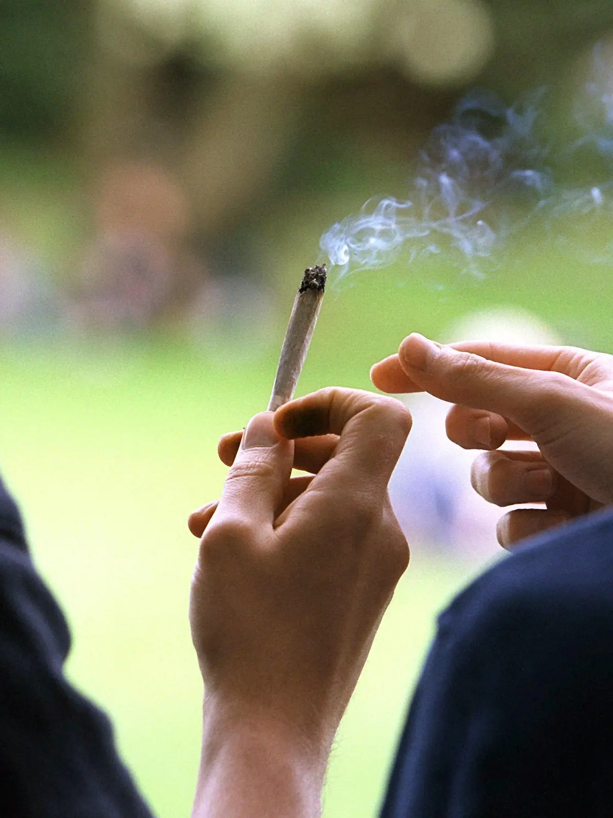 Ein Joint wird weitergereicht, aufgenommen am 28.4.2000 in Zürich. (Nicht frei für Bildfunk)