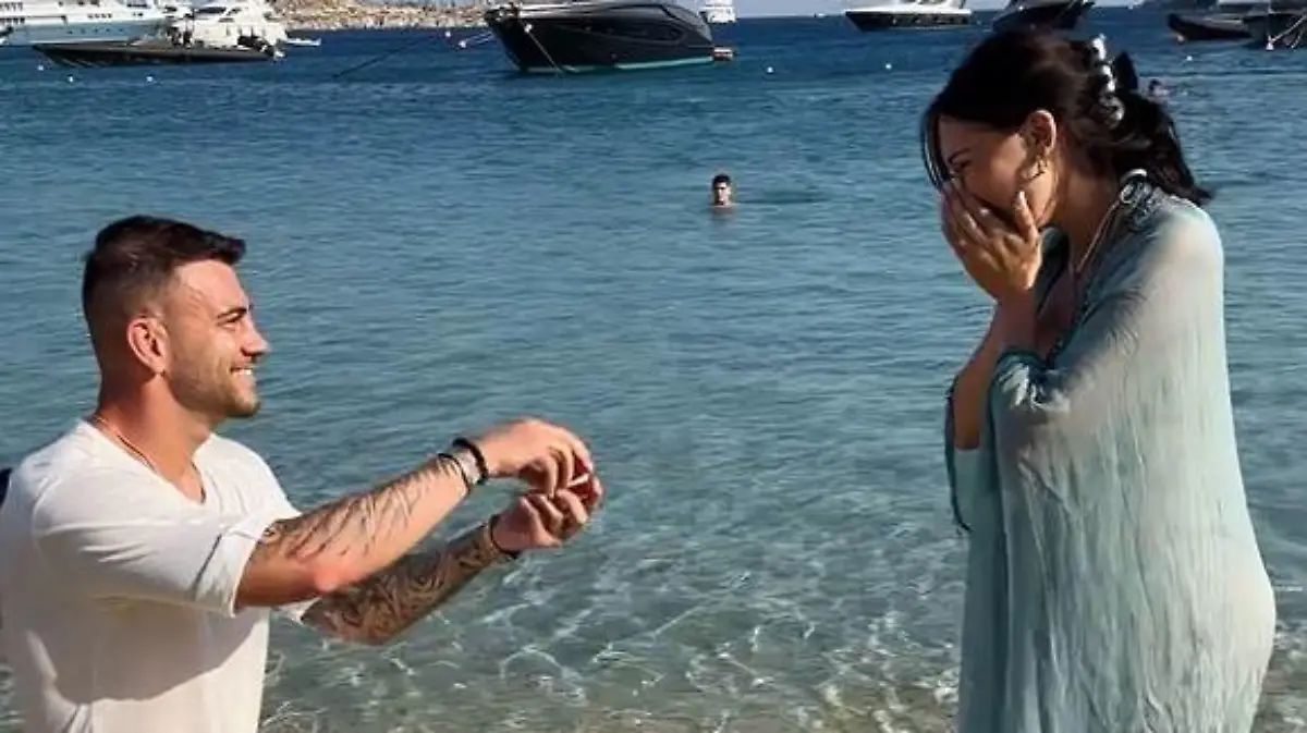 Serkan Yavuz macht seiner Partnerin Samira Klampfl einen ANtrag am Strand von Mykonos.