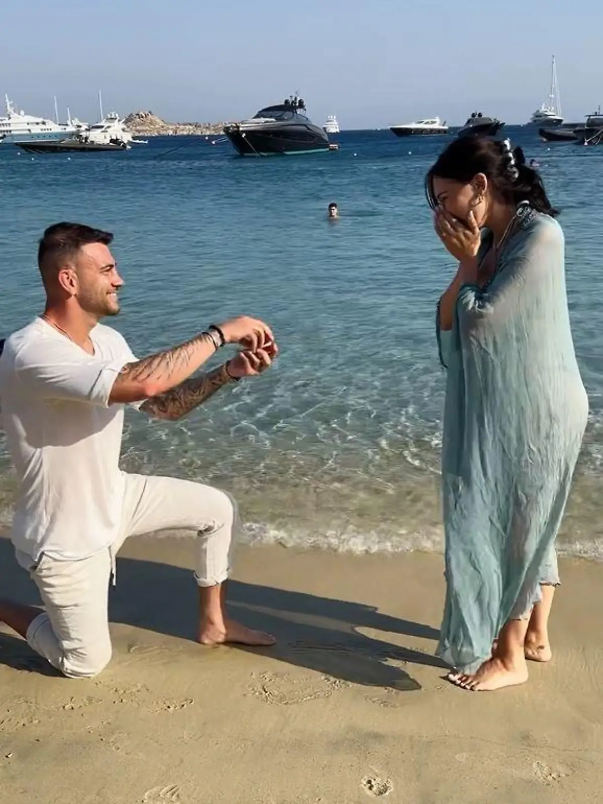 Serkan Yavuz macht seiner Partnerin Samira Klampfl einen ANtrag am Strand von Mykonos.