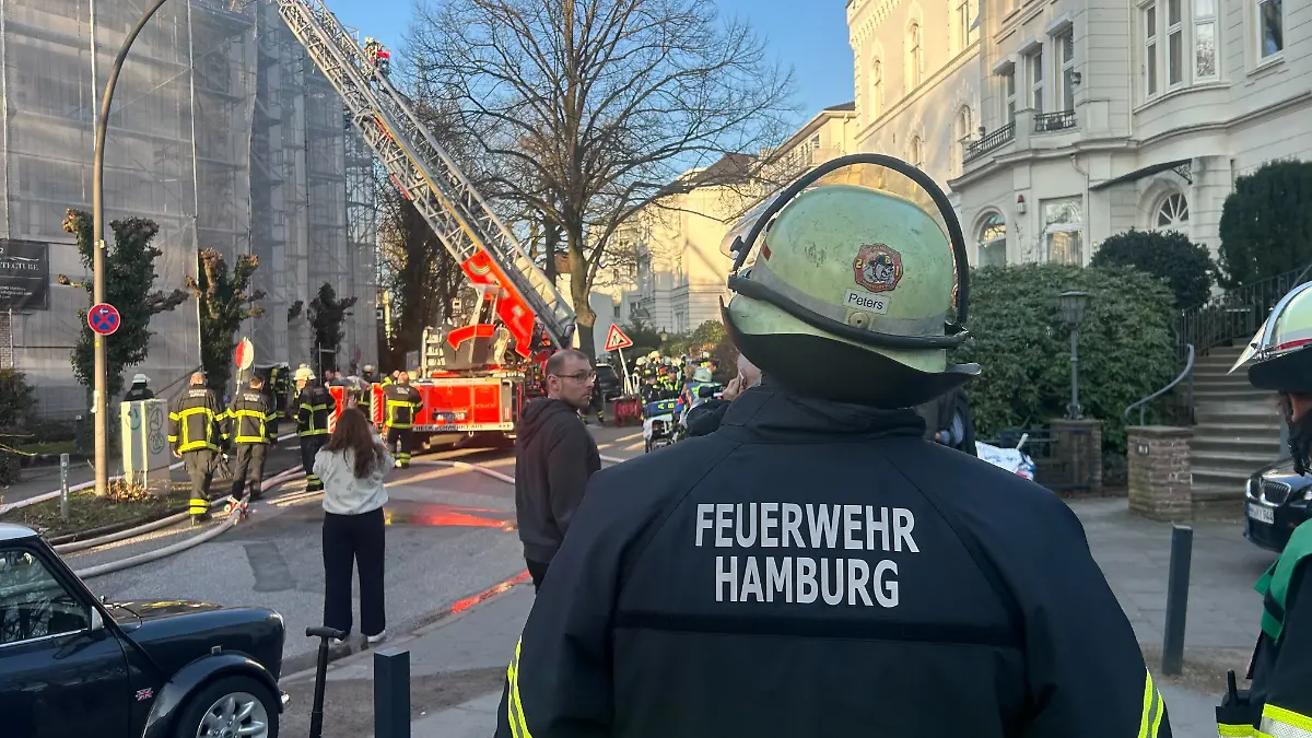 Die Feuerwehr wird noch stundenlang beschäftigt sein.