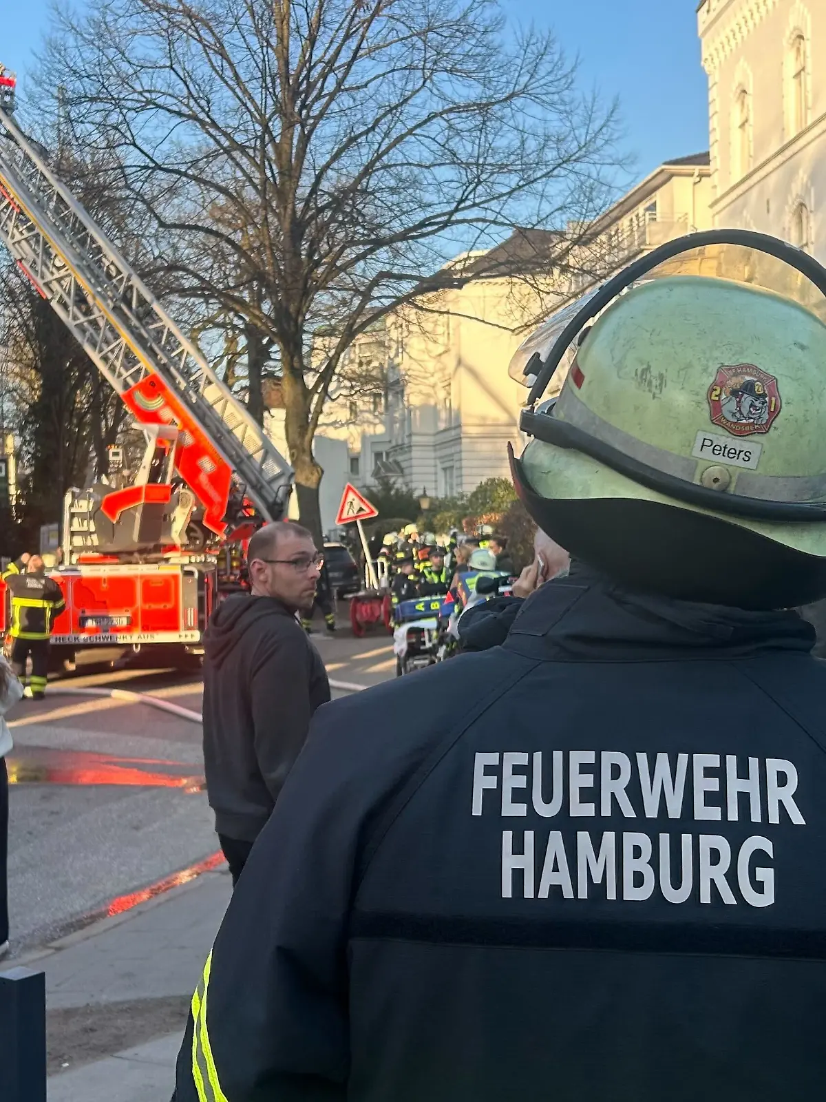 Die Feuerwehr wird noch stundenlang beschäftigt sein. 
