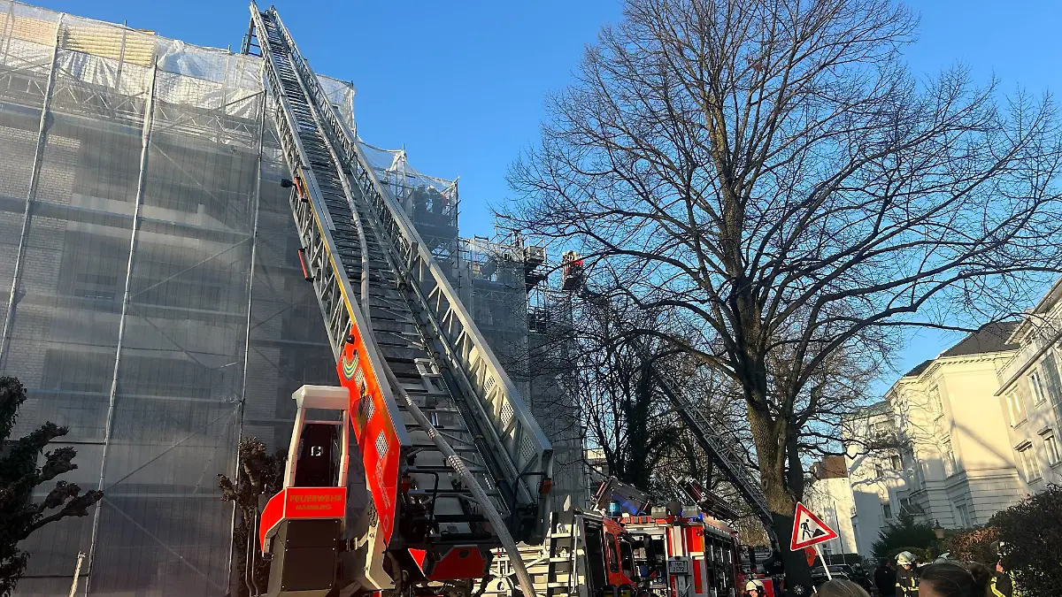 Während das Feuer ausbricht, wurde auf diesen Gerüsten gearbeitet.