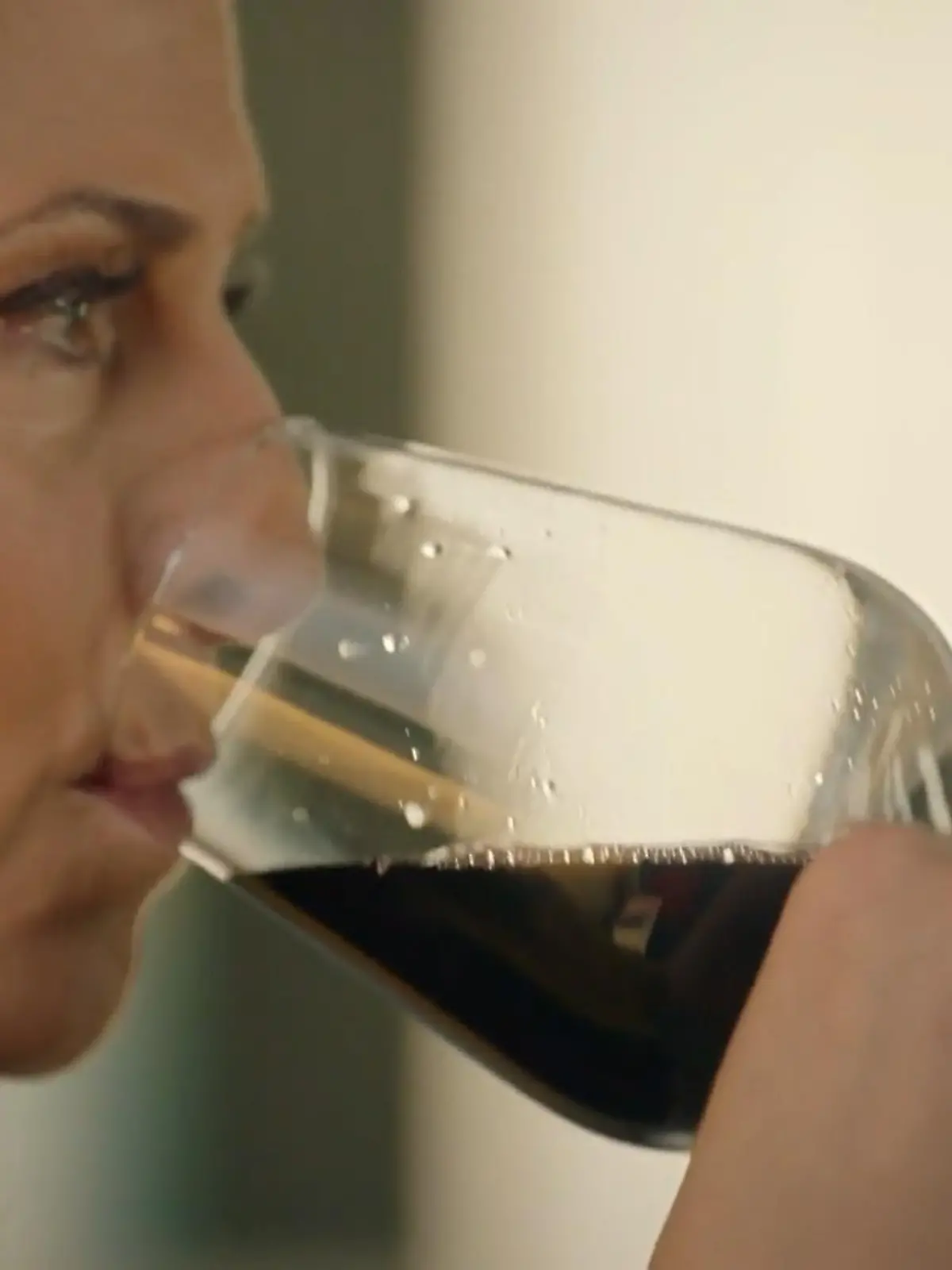 Bild zu: "Katrin sucht Trost im Rotwein"