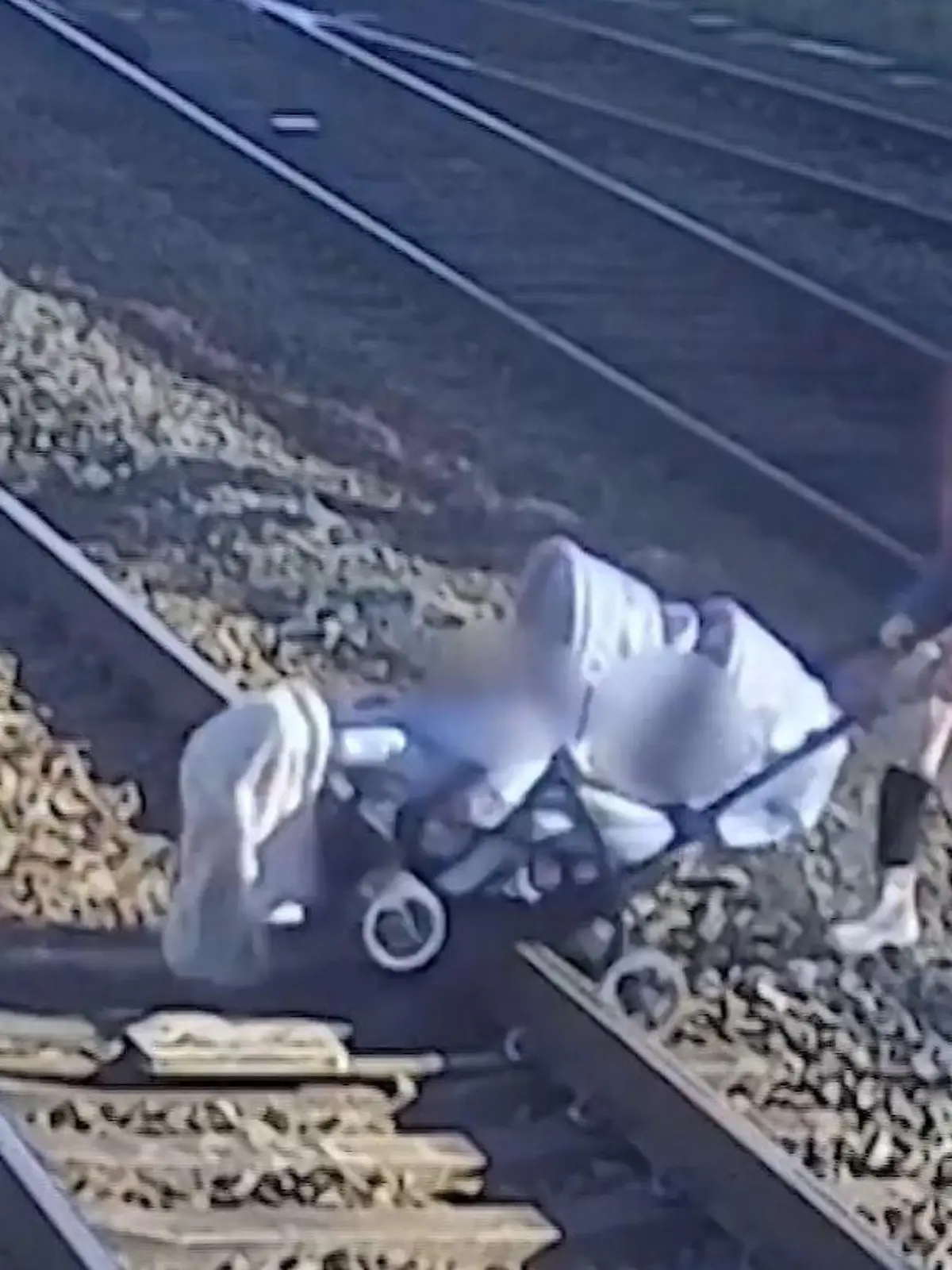 Völlig verantwortungslos! Frau schleift Kinderwagen über Bahngleise