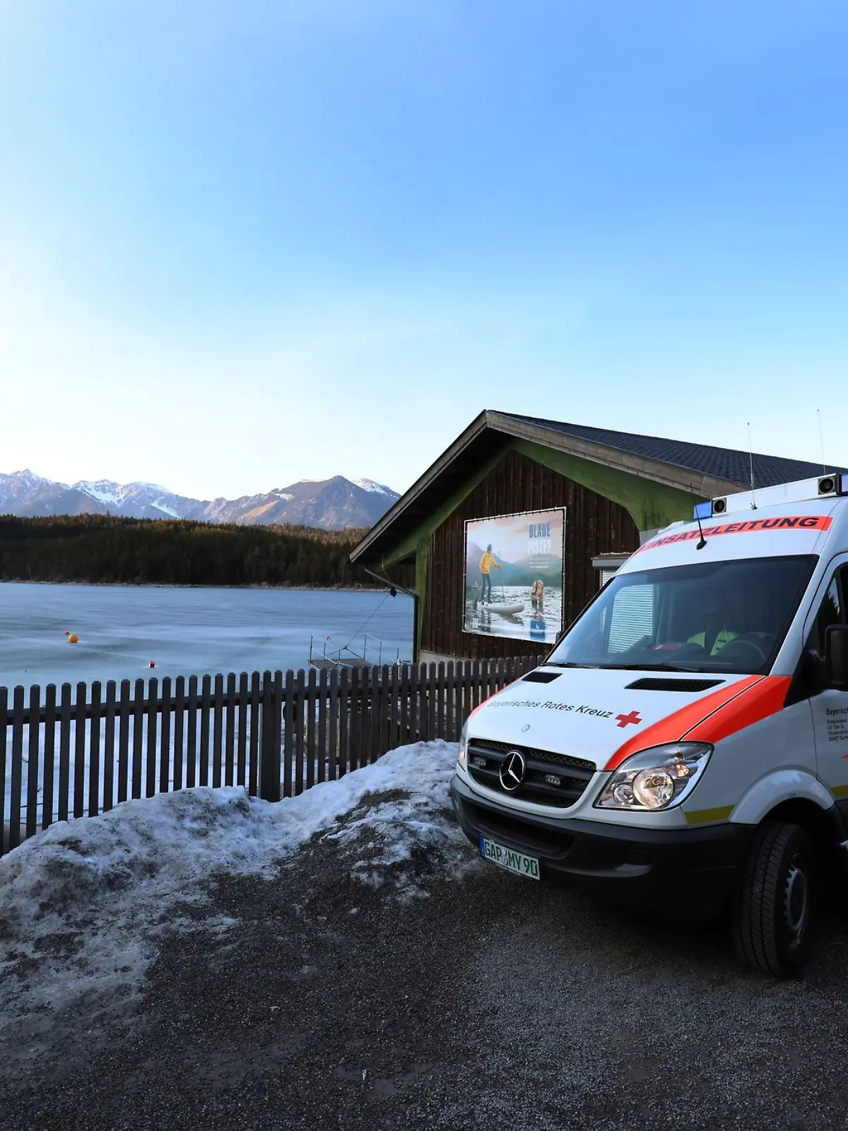 Bild zu: "Eis-Drama in Bayern! Indische Urlauber im Eibsee eingebrochen"