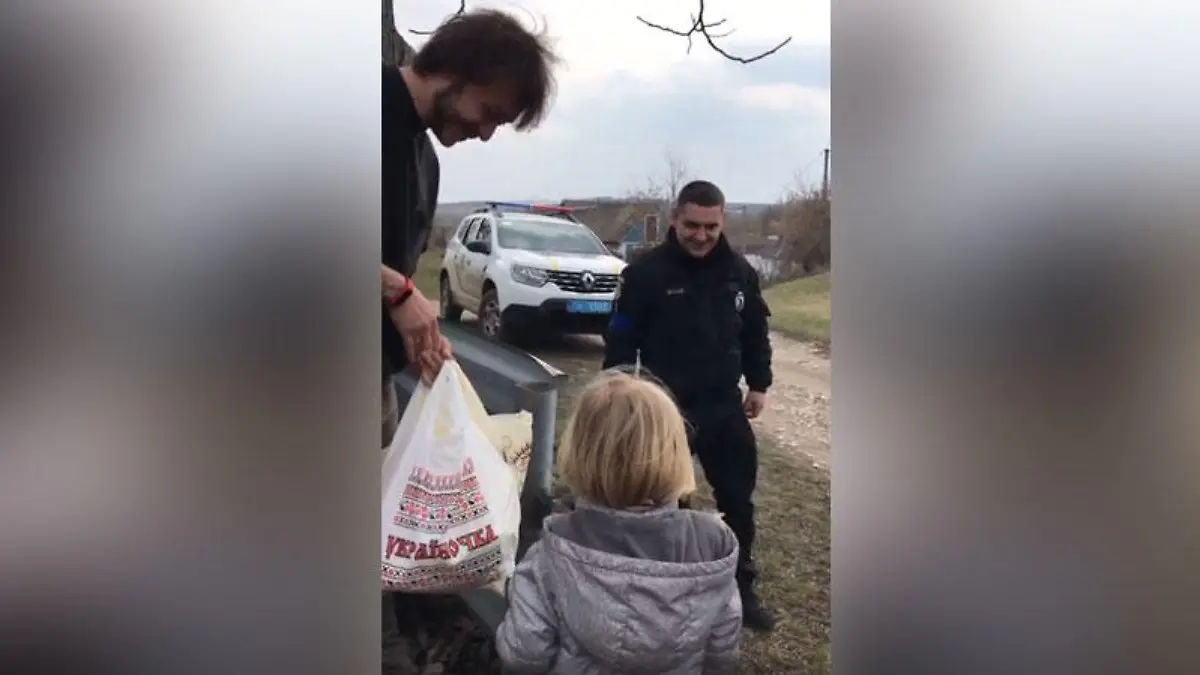 Polizisten besuchten die geflüchtete Familie und brachten dem kleinen Leon jede Menge Süßigkeiten.