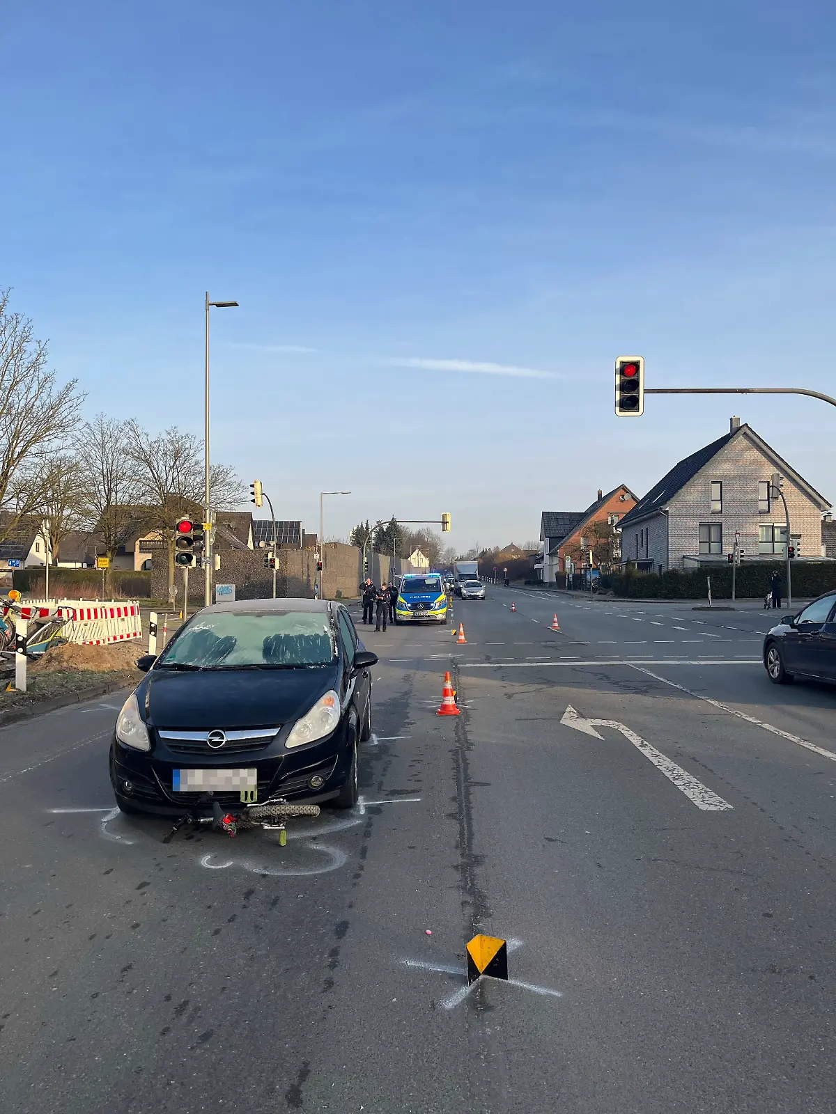 Wegen einer nicht freigekratzten Autoscheibe fährt eine Frau ein Kind an. 