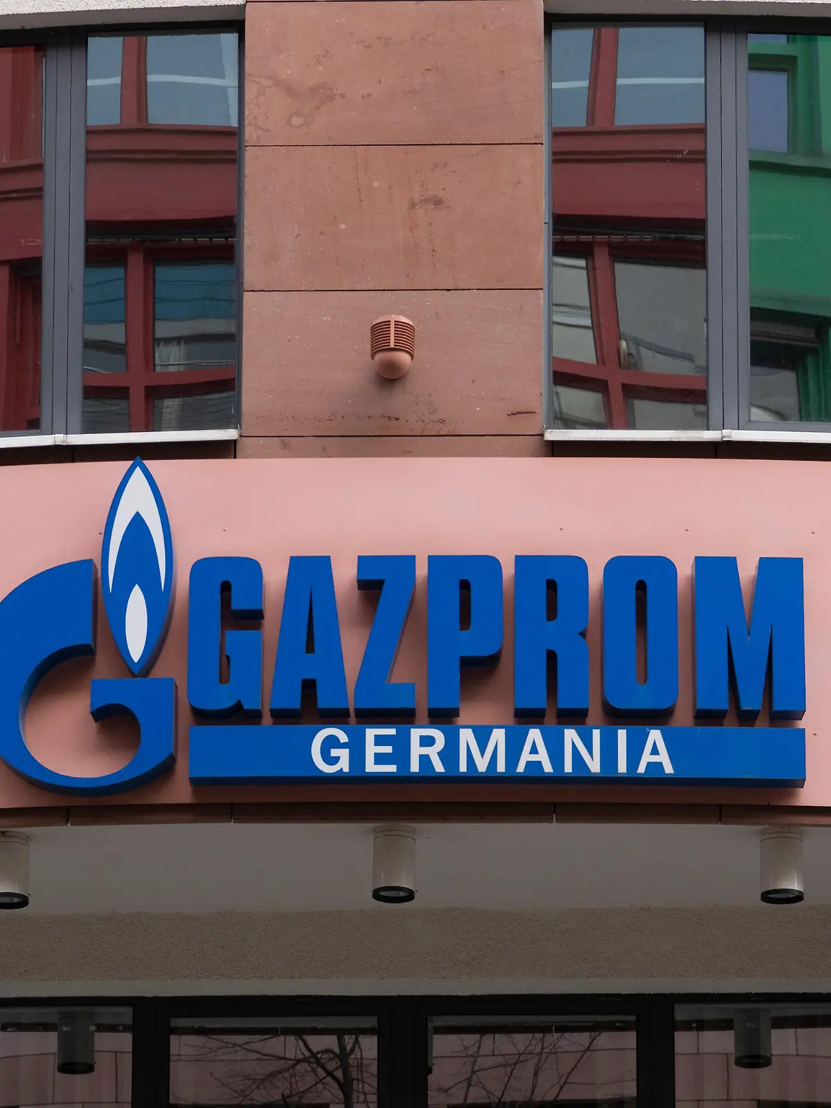 01.04.2022, Berlin: Das Logo von Gazprom Germania GmbH, Tochterunternehmen der Gazprom Export des russischen Gasversorgers Gazprom, ist an der Fassade der Gazprom Germania-Zentrale angebracht. Foto: Paul Zinken/dpa +++ dpa-Bildfunk +++